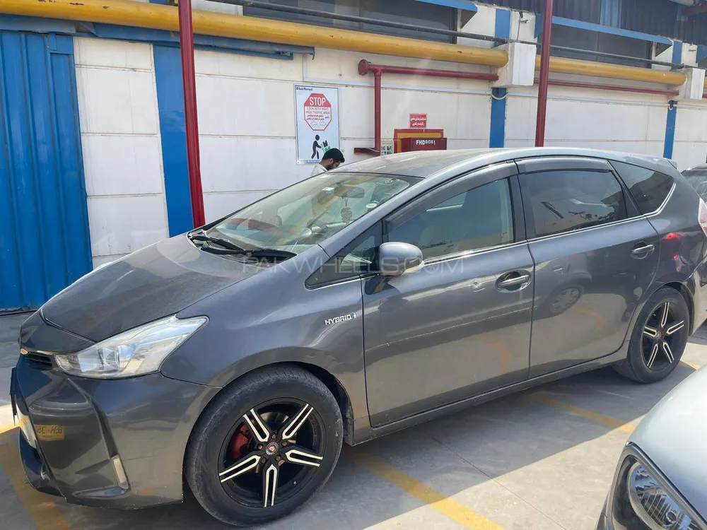 Toyota Prius Alpha 2011 for Sale in Karachi Image-1