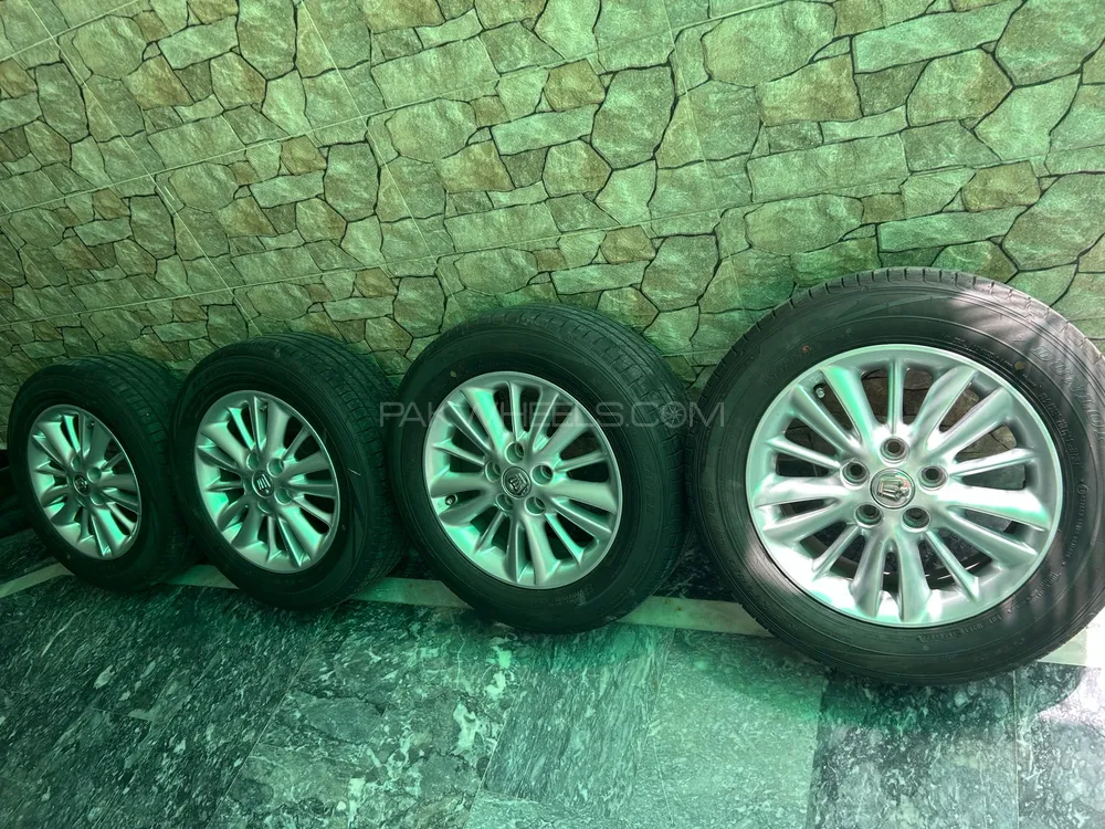 16 inch Toyota Crown OEM Rims/Tyres Image-1