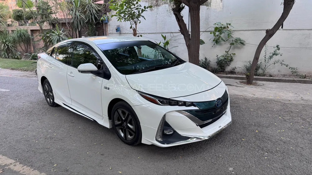 Toyota Prius 2017 for Sale in Peshawar Image-1