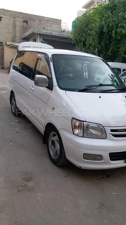 Toyota Noah 2000 for Sale in Lahore Image-1