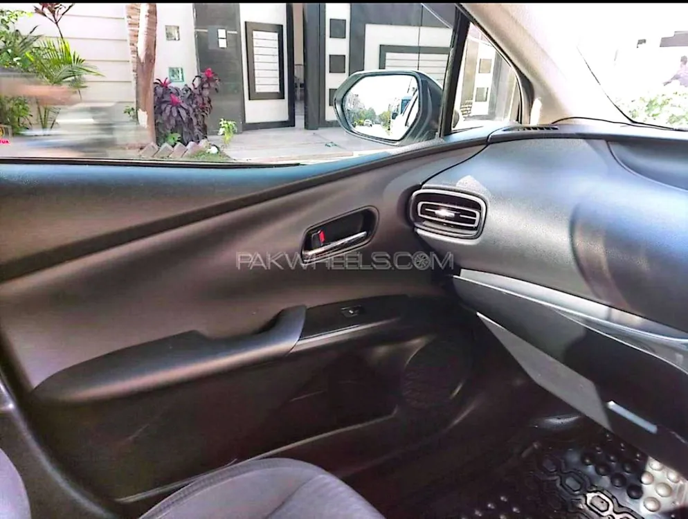 Toyota Prius 2017 for Sale in Gujranwala Image-1