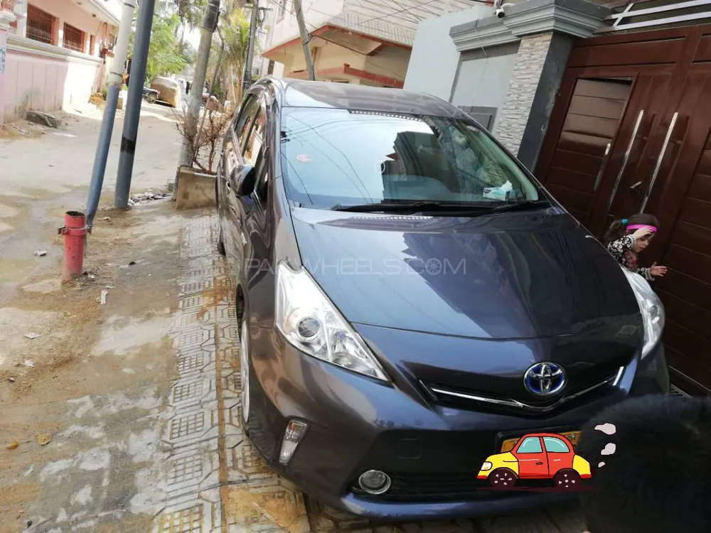 Toyota Prius Alpha 2013 for Sale in Karachi Image-1