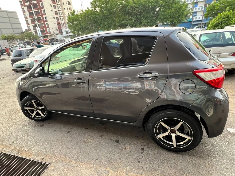 Toyota Vitz 2017 for Sale in Karachi Image-1
