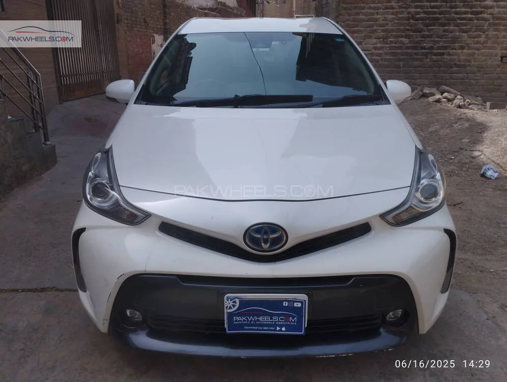 Toyota Prius Alpha 2018 for Sale in Peshawar Image-1