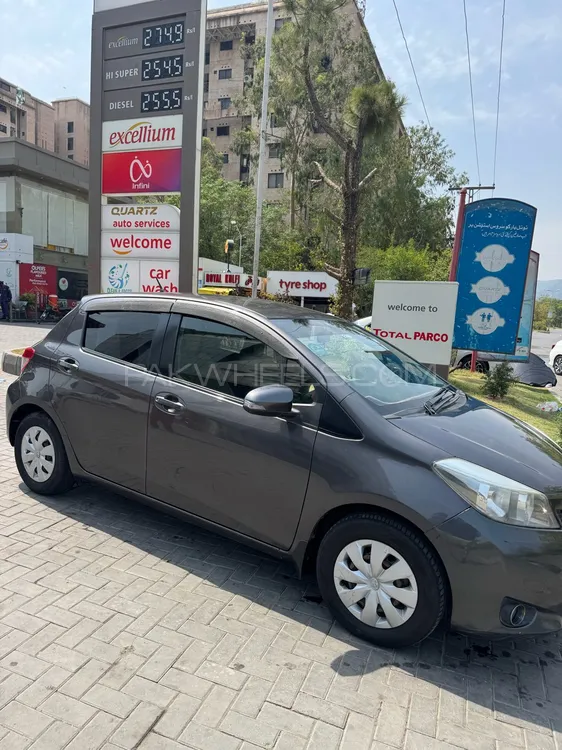 Toyota Vitz 2012 for Sale in Jhang Image-1
