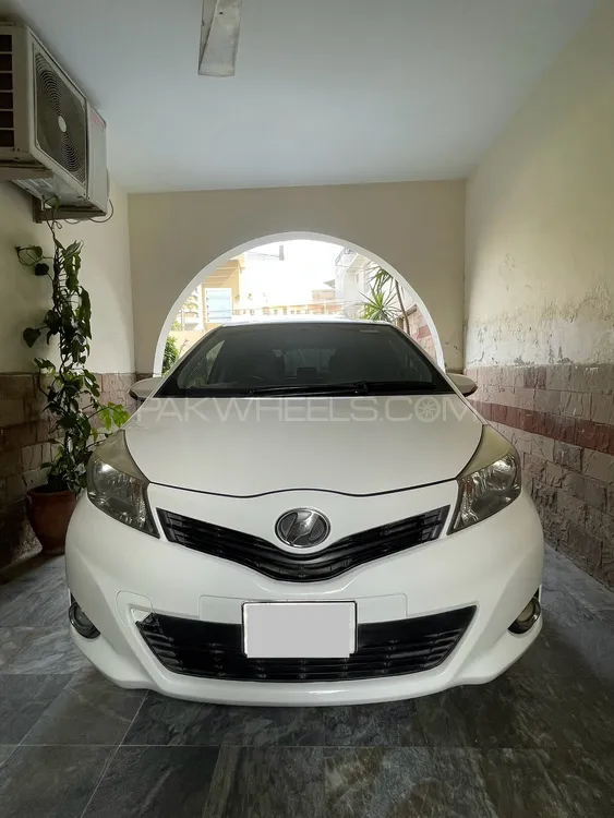 Toyota Vitz 2013 for Sale in Peshawar Image-1