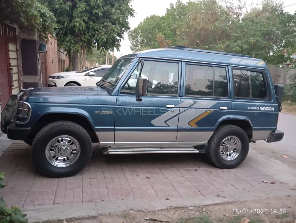 Mitsubishi Pajero 1990 for Sale in Peshawar Image-1