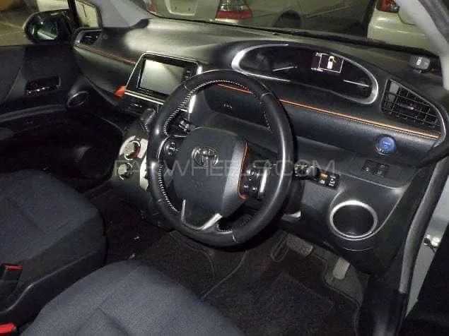 Toyota Sienta 2025 for Sale in Karachi Image-1