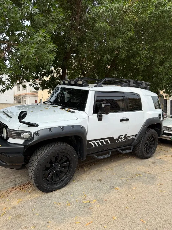 Toyota Fj Cruiser 2011 for Sale in Lahore Image-1