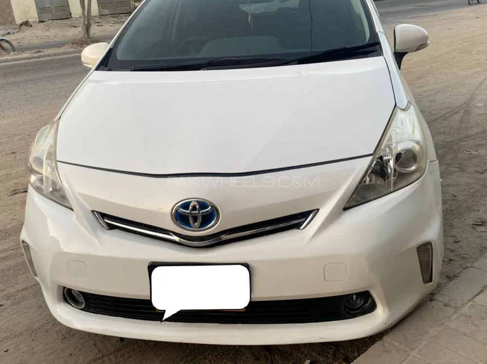Toyota Prius Alpha 2013 for Sale in Karachi Image-1