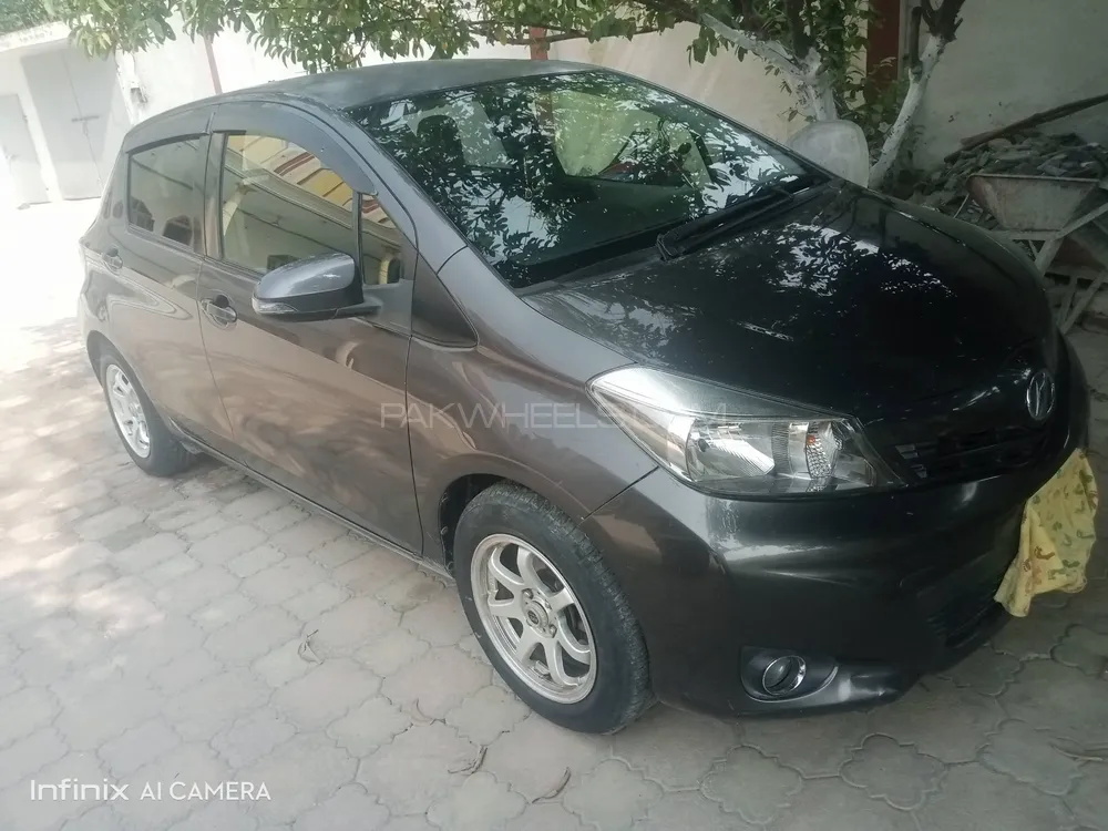 Toyota Vitz 2012 for Sale in Mardan Image-1