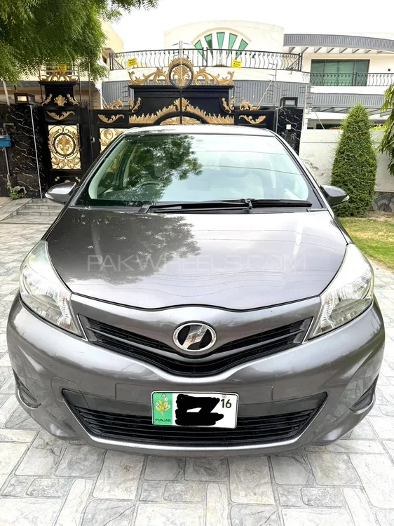 Toyota Vitz 2013 for Sale in Lahore Image-1
