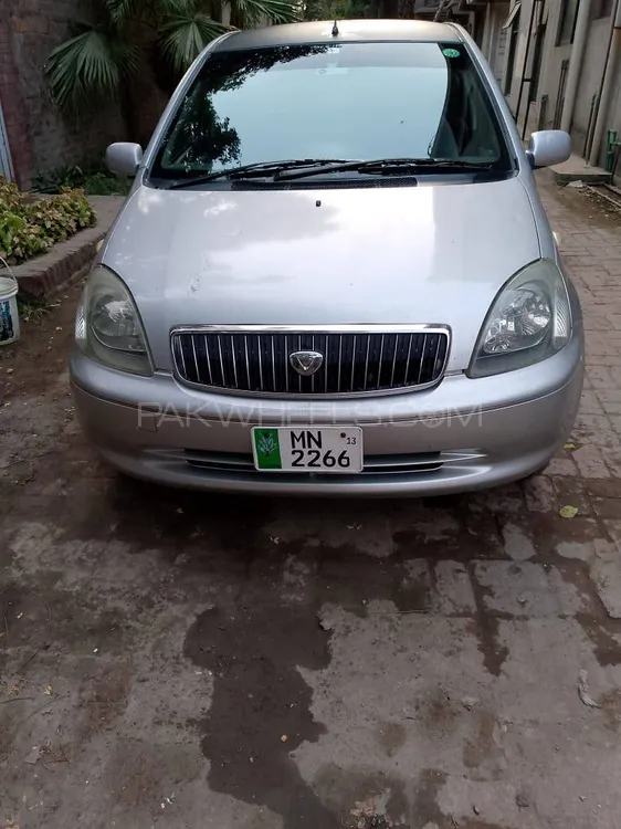 Toyota Vitz 2000 for Sale in Lahore Image-1