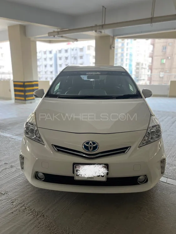 Toyota Prius Alpha 2014 for Sale in Karachi Image-1