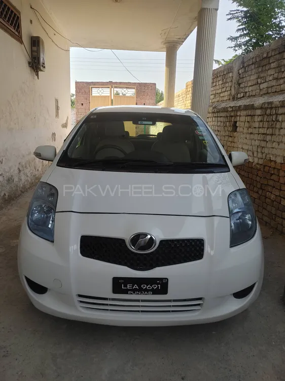Toyota Vitz 2006 for Sale in Takhtbai Image-1