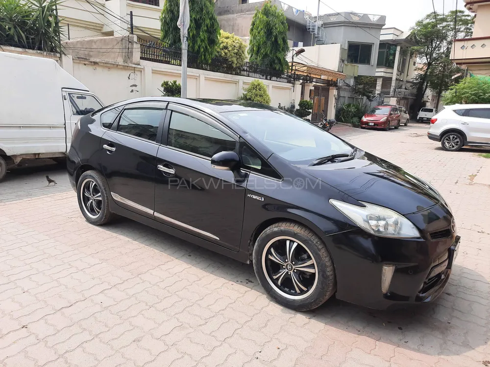 Toyota Prius 2013 for Sale in Lahore Image-1