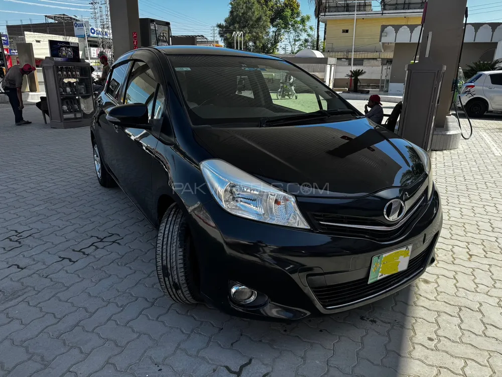 Toyota Vitz 2011 for Sale in Mardan Image-1