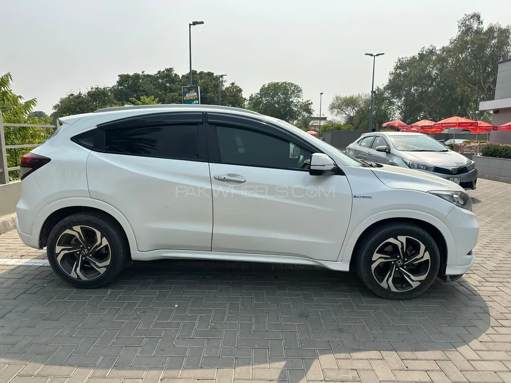 Honda Vezel 2015 for Sale in Jhang Image-1