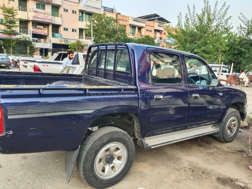 Toyota Hilux 2003 for Sale in Islamabad Image-1