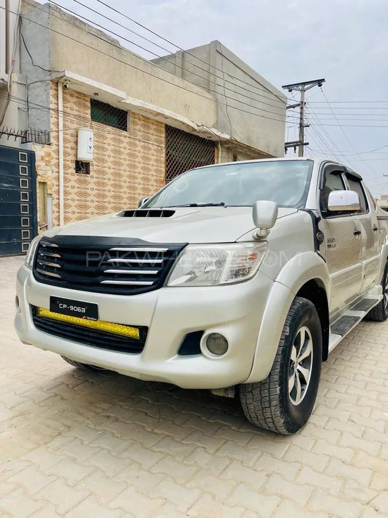 Toyota Hilux 2005 for Sale in Ahmed Pur East Image-1