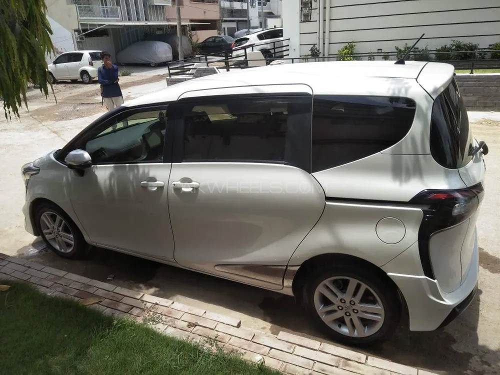 Toyota Sienta 2016 for Sale in Karachi Image-1