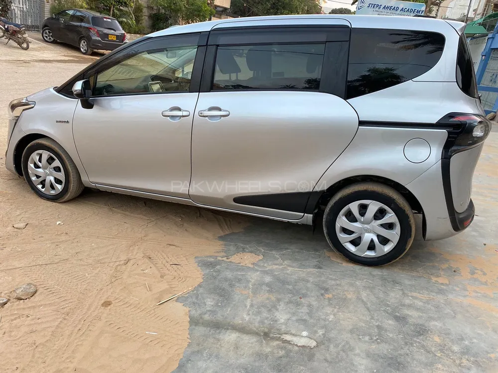 Toyota Sienta 2017 for Sale in Karachi Image-1