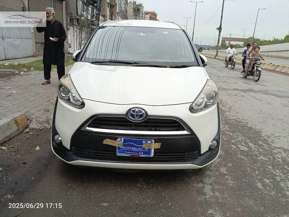 Toyota Sienta 2018 for Sale in Lahore Image-1