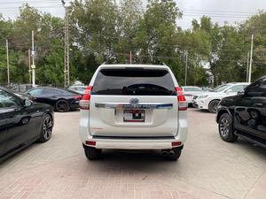 Toyota Prado TX
Model: 2013
Mileage: 96,000 km
Reg: 2016 khi

*7 seater 
*Sunroof
*Beige room

Calling and Visiting Hours

Monday to Saturday

11:00 AM to 7:00 PM