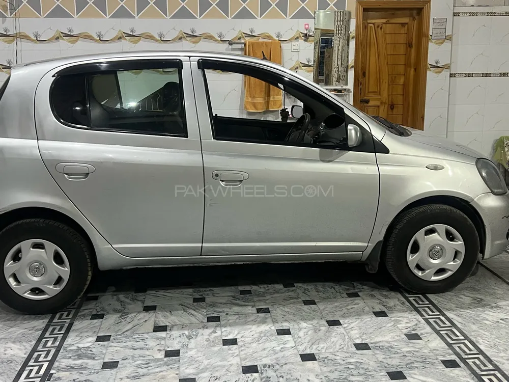 Toyota Vitz 2000 for Sale in Mardan Image-1
