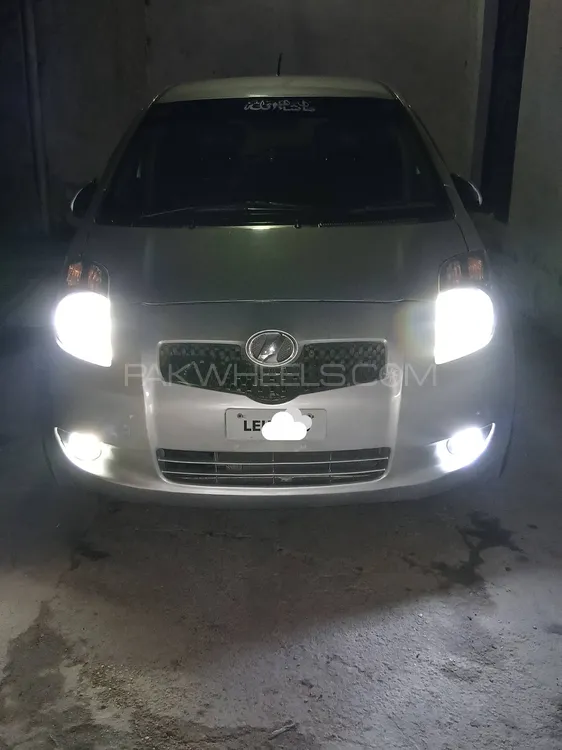 Toyota Vitz 2005 for Sale in Peshawar Image-1