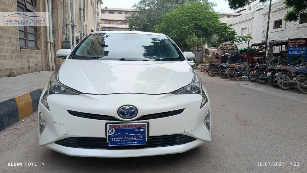 Toyota Prius 2017 for Sale in Karachi Image-1