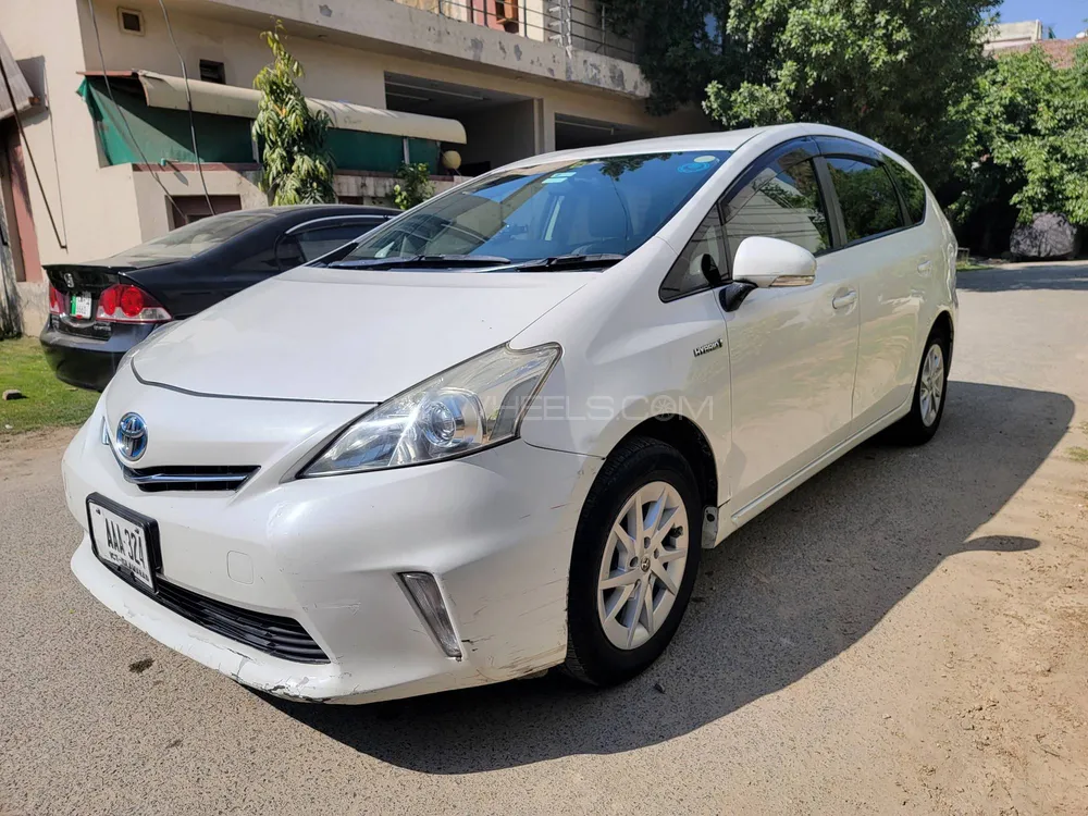 Toyota Prius Alpha 2012 for Sale in Lahore Image-1