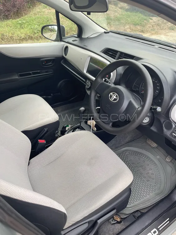 Toyota Vitz 2012 for Sale in Shakargarh Image-1