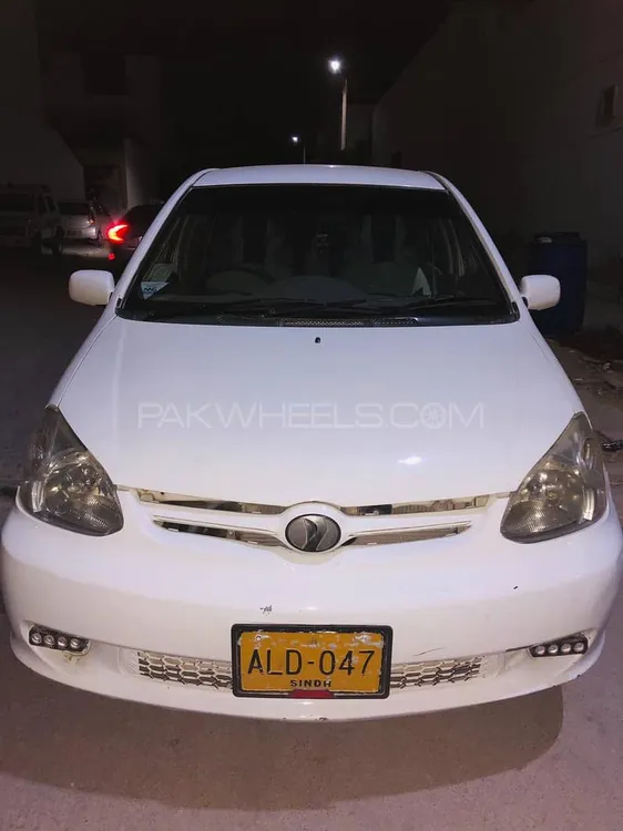 Toyota Platz 2004 for Sale in Karachi Image-1