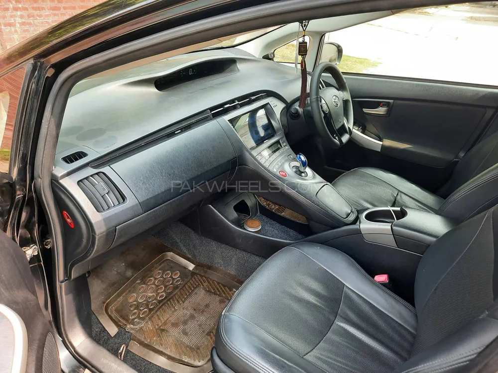 Toyota Prius 2013 for Sale in Lahore Image-1