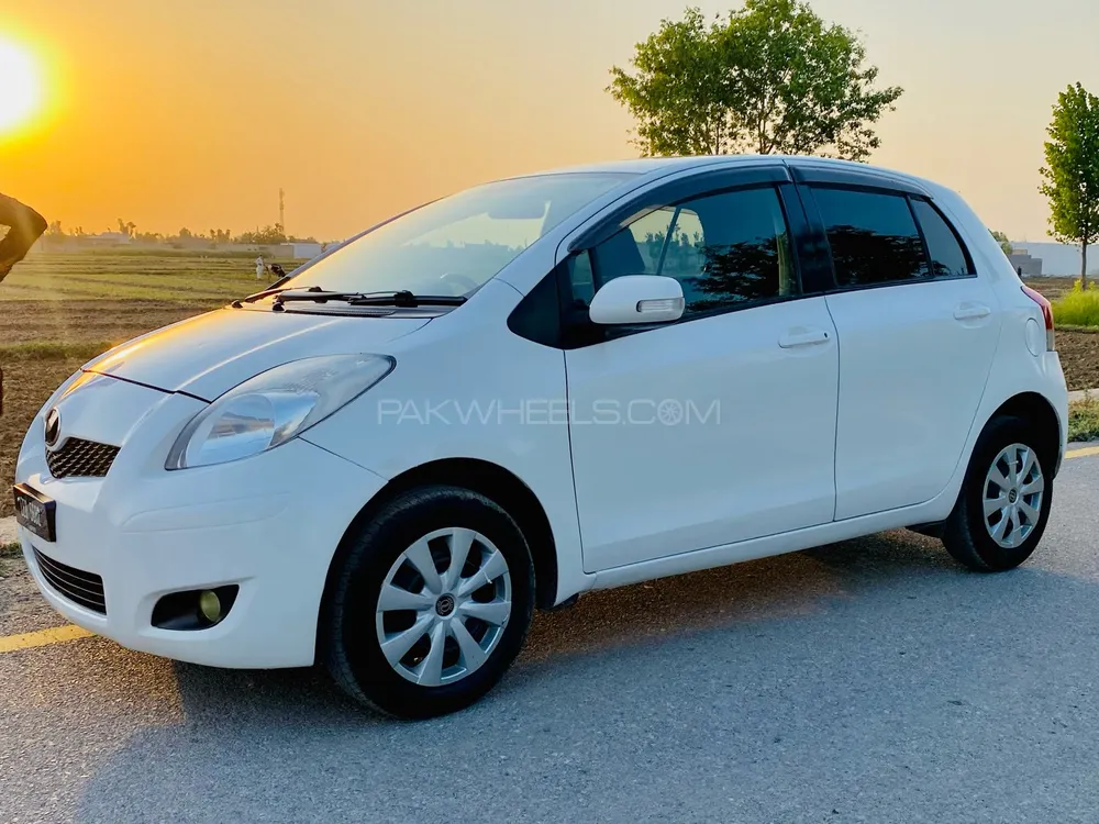 Toyota Vitz 2010 for Sale in Mardan Image-1