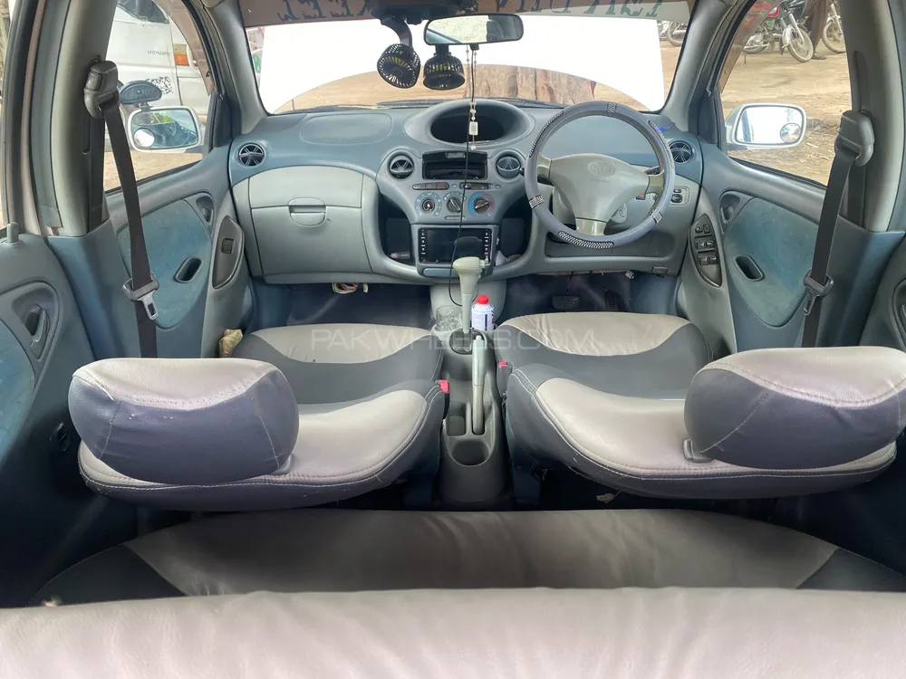Toyota Vitz 2000 for Sale in Jacobabad Image-1