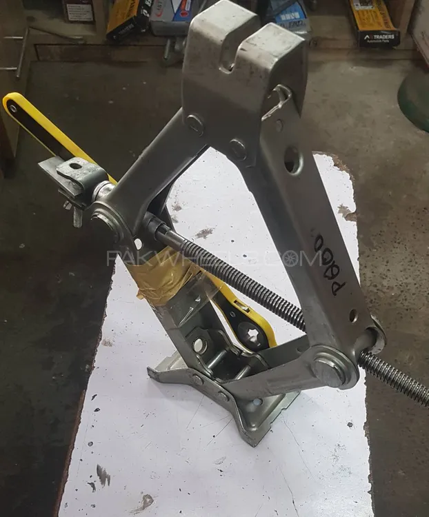 Japanese heavy duty scissor jack with ratchet handle Image-1