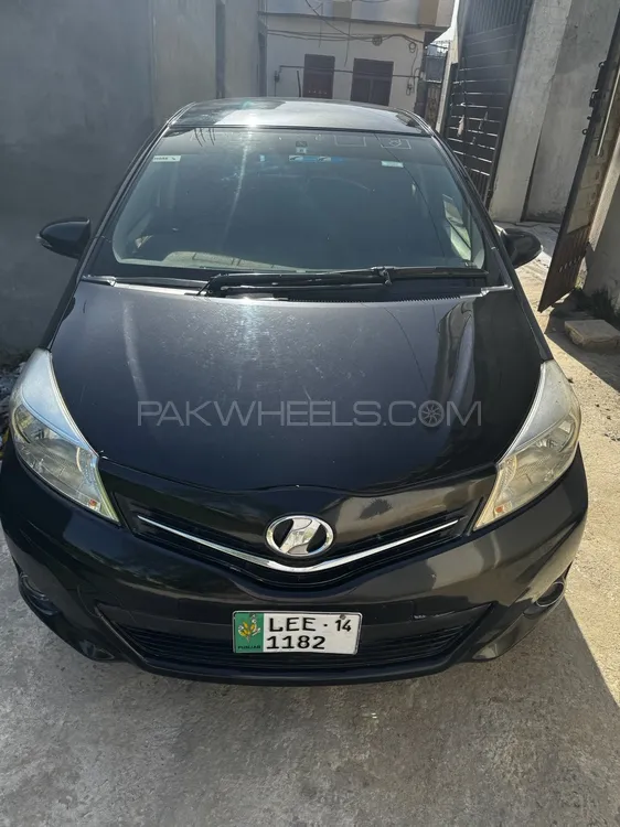 Toyota Vitz 2011 for Sale in Mardan Image-1