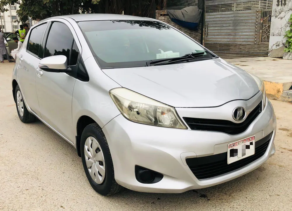 Toyota Vitz 2012 for Sale in Karachi Image-1