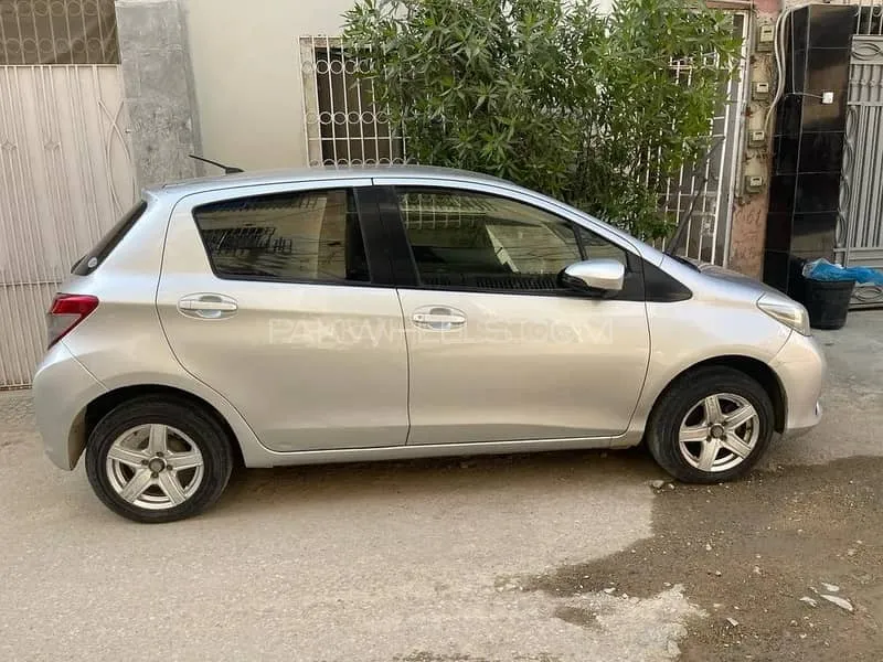 Toyota Vitz 2012 for Sale in Karachi Image-1