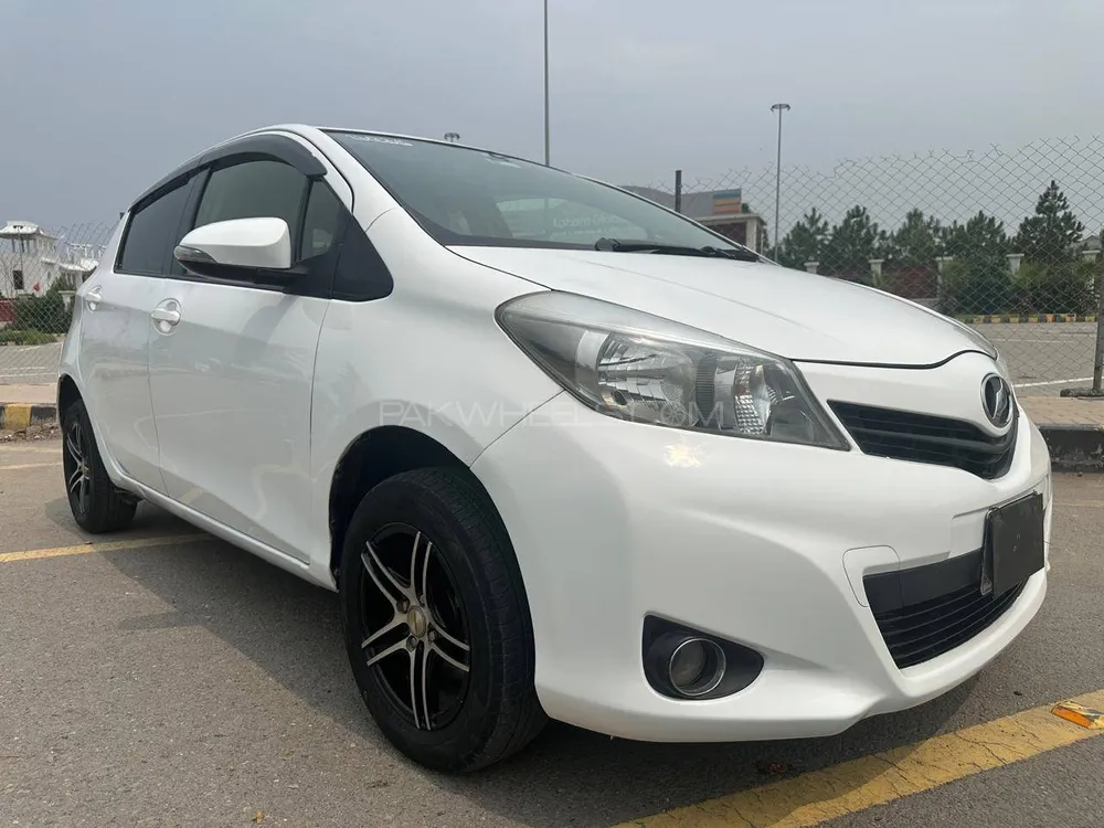 Toyota Vitz 2013 for Sale in Lahore Image-1