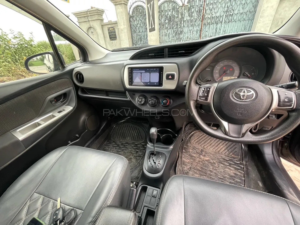 Toyota Vitz 2015 for Sale in Sialkot Image-1