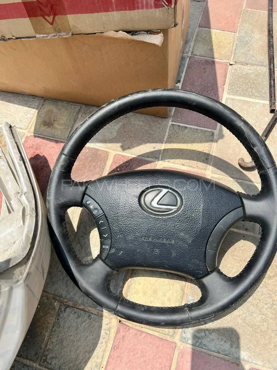 lexux and toyota stearing wheels with multimedia controlls Image-1