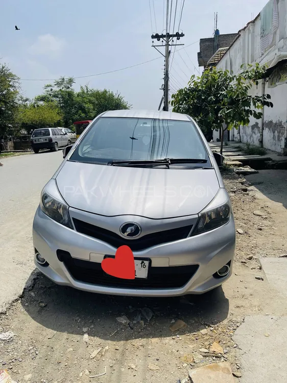 Toyota Vitz 2013 for Sale in Mardan Image-1