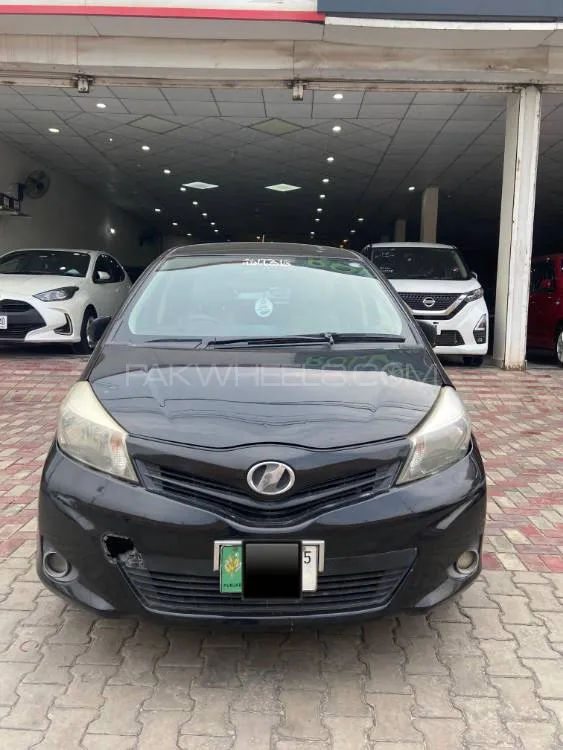 Toyota Vitz 2012 for Sale in Multan Image-1