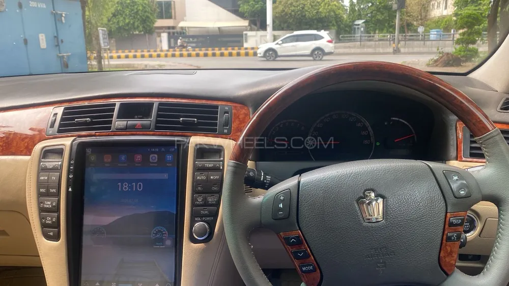 Toyota Crown 2004 for Sale in Peshawar Image-1
