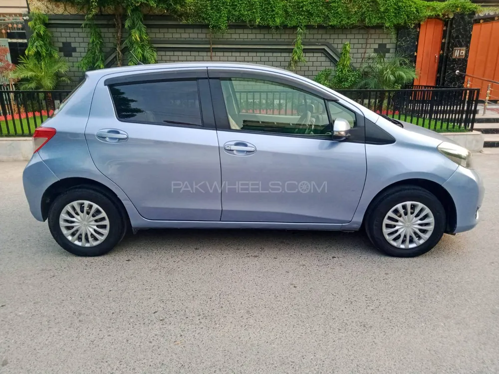 Toyota Vitz 2014 for Sale in Peshawar Image-1