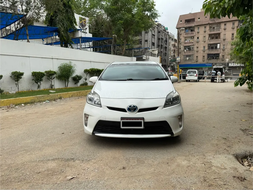 Toyota Prius 2015 for Sale in Karachi Image-1