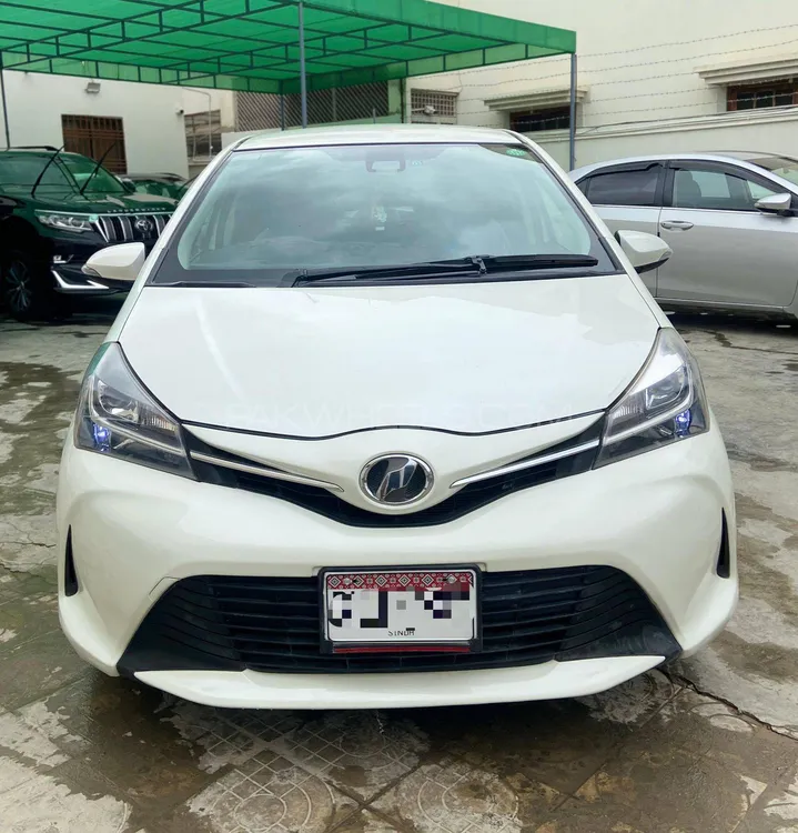 Toyota Vitz 2015 for Sale in Karachi Image-1
